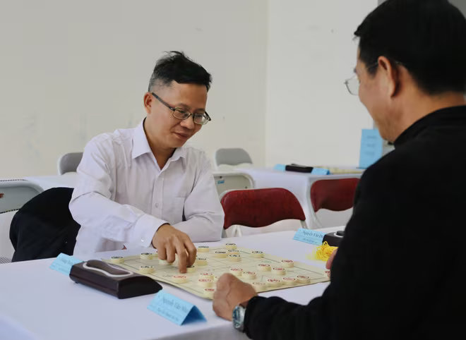 Vận động viên Hoàng Trọng Ngãi (An ninh Thủ đô, bìa trái) giành huy chương bạc cờ tướng