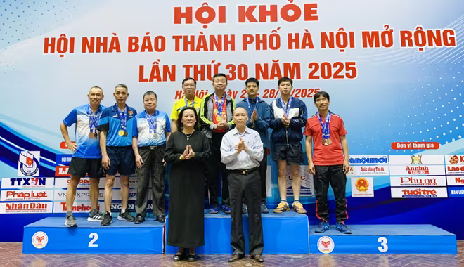 Bà Nguyễn Thị Mai Hương - Phó giám đốc Sở Văn hoá và Thể thao Hà Nội, và ông Kiều Thanh Hùng, Phó chủ tịch Thường trực Hội Nhà báo thành phố Hà Nội trao thưởng cho những vận động viên đạt thành tích xuất sắc môn bóng bàn