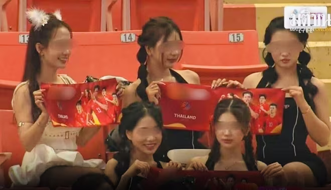 Tên trang web cá cược bóng đá trái phép (đã che) xuất hiện trên sân và trên sóng truyền hình trong một trận đấu bóng đá nam SEA Games 33