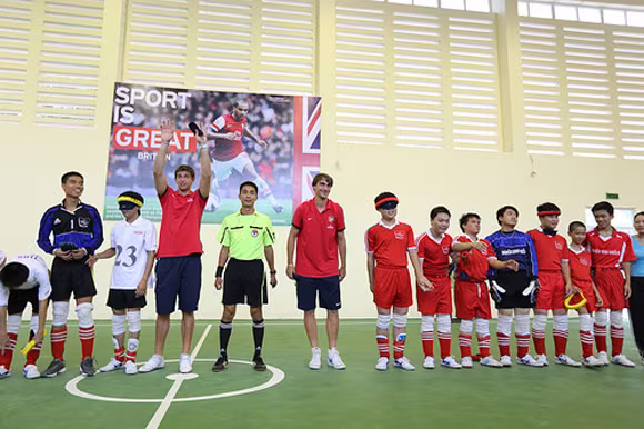 2 pháo thủ Arsenal: Bịt mắt đá bóng với trẻ em khiếm thị Hà Nội ảnh 3 2 pháo thủ Arsenal: Bịt mắt đá bóng với trẻ em khiếm thị Hà Nội ảnh 3