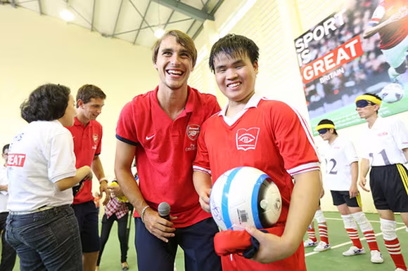 2 pháo thủ Arsenal: Bịt mắt đá bóng với trẻ em khiếm thị Hà Nội ảnh 6 2 pháo thủ Arsenal: Bịt mắt đá bóng với trẻ em khiếm thị Hà Nội ảnh 6