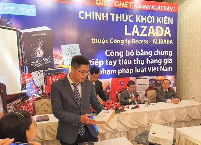 Tại buổi gỡ báo chí sáng ngày 9-9 tại TP.HCM, First News công khai bóc một đơn hàng đặt ngẫu nhiên vừa mua thử trên Lazada 2 cuốn "Muôn kiếp nhân sinh" và cả 2 cuốn này đều là sách giả Tại buổi gỡ báo chí sáng ngày 9-9 tại TP.HCM, First News công khai bóc một đơn hàng đặt ngẫu nhiên vừa mua thử trên Lazada 2 cuốn "Muôn kiếp nhân sinh" và cả 2 cuốn này đều là sách giả