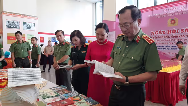 Thượng tướng Nguyễn Văn Thành, Ủy viên Trung ương Đảng, Thứ trưởng Bộ Công an cùng các đại biểu tham quan Ngày hội sách CAND Thượng tướng Nguyễn Văn Thành, Ủy viên Trung ương Đảng, Thứ trưởng Bộ Công an cùng các đại biểu tham quan Ngày hội sách CAND