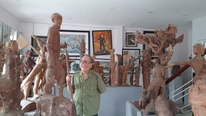 Họa sĩ Lê Duy Ứng bên các tác phẩm đặt tại bảo tàng tư nhân