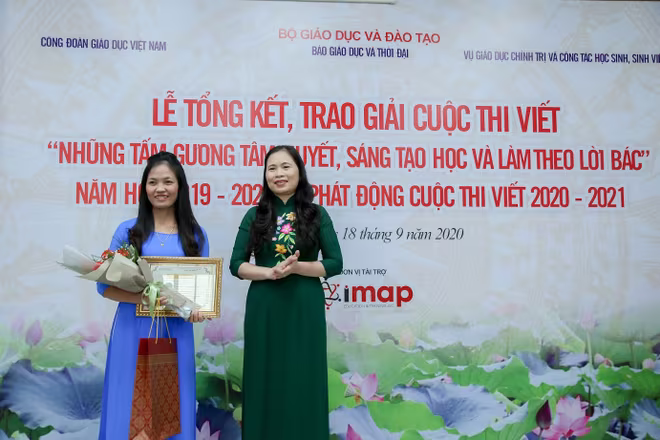 BTC trao giải Nhì cho tác giả đoạt giải BTC trao giải Nhì cho tác giả đoạt giải
