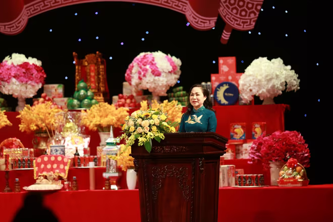 NSND Trịnh Thúy Mùi phát biểu tại ngày giỗ tổ sân khấu NSND Trịnh Thúy Mùi phát biểu tại ngày giỗ tổ sân khấu