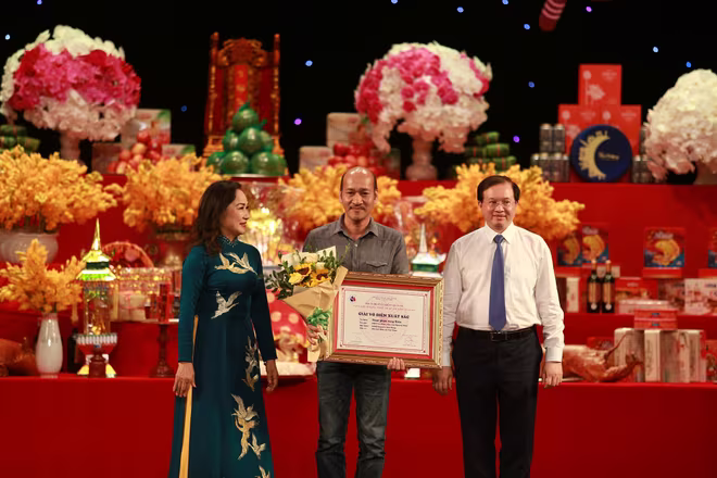 BTC trao giải Vở diễn xuất sắc nhất cho Nhà hát Múa rối Việt Nam với tác phẩm "Thân phận nàng Kiều" BTC trao giải Vở diễn xuất sắc nhất cho Nhà hát Múa rối Việt Nam với tác phẩm "Thân phận nàng Kiều"