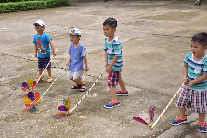 Các em nhỏ thích thú với đèn ông sư