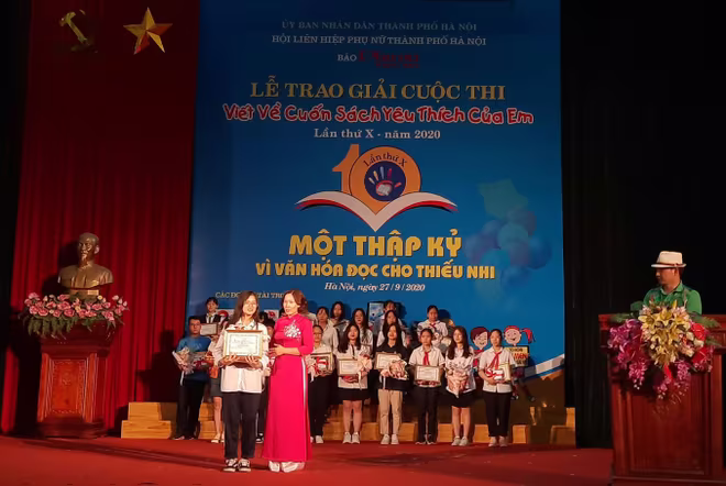 BTC trao giải Nhất cho em Hoàng Minh Phúc, học sinh lớp 8A3, Trường THCS Trung Hòa, Hà Nội với bài viết "Dòng sông thơ ấu" để thêm tự hào về đất Việt" BTC trao giải Nhất cho em Hoàng Minh Phúc, học sinh lớp 8A3, Trường THCS Trung Hòa, Hà Nội với bài viết "Dòng sông thơ ấu" để thêm tự hào về đất Việt"