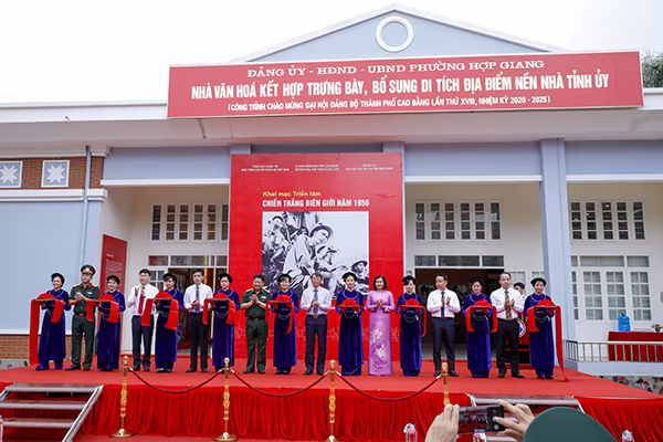 Các đại biểu cắt băng khai mạc trưng bày chuyên đề "Chiến thắng Biên Giới năm 1950” Các đại biểu cắt băng khai mạc trưng bày chuyên đề "Chiến thắng Biên Giới năm 1950”
