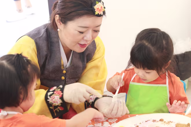 Các em nhỏ được tự tay trải nghiệm lám bánh dẻo Việt Nam và bánh songpyeon Hàn Quốc Các em nhỏ được tự tay trải nghiệm lám bánh dẻo Việt Nam và bánh songpyeon Hàn Quốc