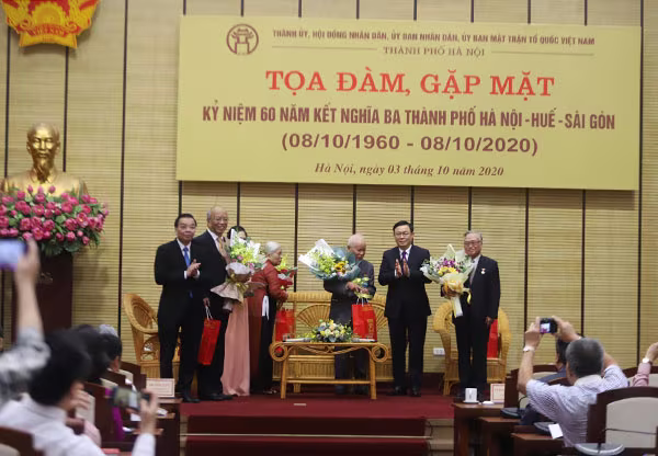 Bí thư Thành ủy Hà Nội Vương Đình Huệ và Chủ tịch UBND thành phố Hà Nội Chu Ngọc Anh tặng hoa các nhân chứng lịch sử Bí thư Thành ủy Hà Nội Vương Đình Huệ và Chủ tịch UBND thành phố Hà Nội Chu Ngọc Anh tặng hoa các nhân chứng lịch sử