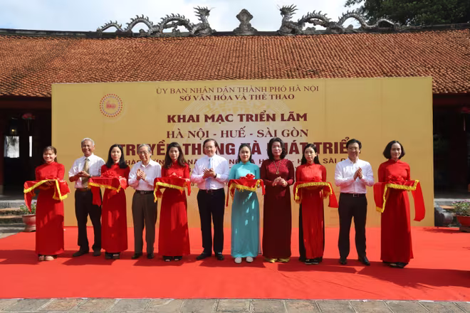 Các đại biểu cắt băng khai mạc triển lãm Các đại biểu cắt băng khai mạc triển lãm