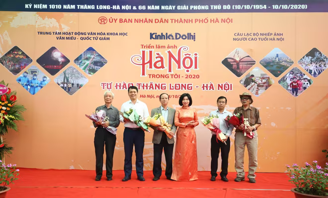 BTC tặng hoa đại diện các đơn vị phối hợp tổ chức triển lãm ảnh BTC tặng hoa đại diện các đơn vị phối hợp tổ chức triển lãm ảnh