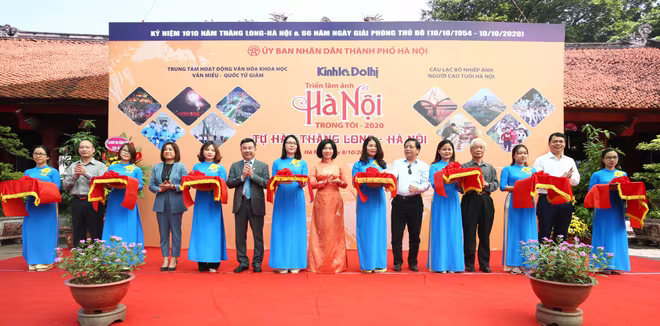 Các đại biểu cắt băng khai mạc triển lãm ảnh "Hà Nội trong tôi" 2020 Các đại biểu cắt băng khai mạc triển lãm ảnh "Hà Nội trong tôi" 2020