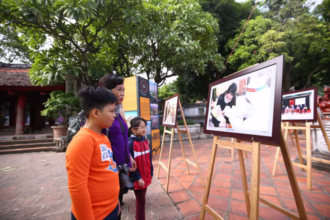 Du khách tham quan triển lãmCác Du khách tham quan triển lãmCác