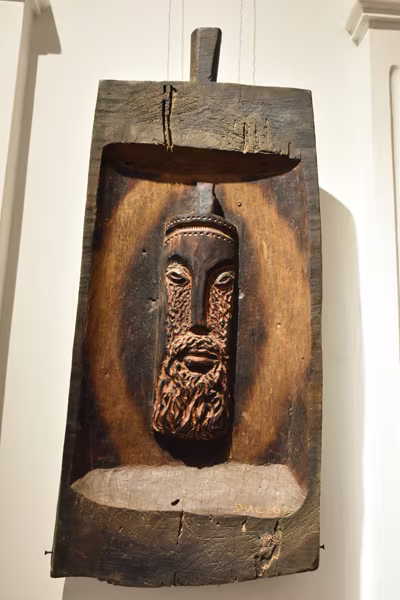 Tác phẩm phù điêu chân dung mặt người của họa sĩ Bùi Đức Tác phẩm phù điêu chân dung mặt người của họa sĩ Bùi Đức