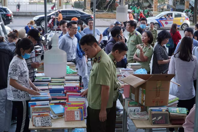 Cơ quan chức năng tiến hành thu giữ một số đầu sách có dấu hiệu làm giả Cơ quan chức năng tiến hành thu giữ một số đầu sách có dấu hiệu làm giả