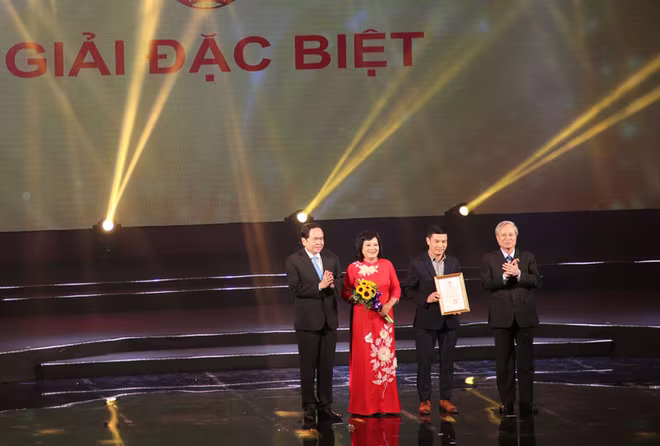 Ủy viên Bộ Chính trị, Thường trực Ban Bí thư Trần Quốc Vượng và Bí thư Trung ương Đảng, Chủ tịch Ủy ban Trung ương Mặt trận Tổ quốc Việt Nam Trần Thanh Mẫn trao Giải Đặc biệt cho các tác giả Đài Truyền hình Việt Nam Ủy viên Bộ Chính trị, Thường trực Ban Bí thư Trần Quốc Vượng và Bí thư Trung ương Đảng, Chủ tịch Ủy ban Trung ương Mặt trận Tổ quốc Việt Nam Trần Thanh Mẫn trao Giải Đặc biệt cho các tác giả Đài Truyền hình Việt Nam