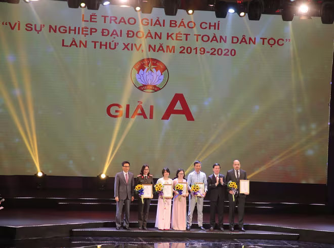 Ban Tổ chức trao giải A cho đại diện 5 tác giả Ban Tổ chức trao giải A cho đại diện 5 tác giả