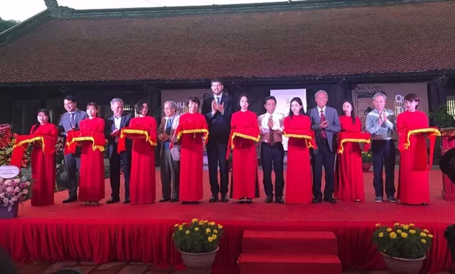 Các đại biểu cắt băng khai mạc triển lãm