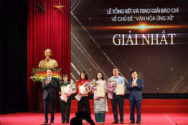 Thứ trưởng Bộ Thông tin và Truyền Thông Hoàng Vĩnh Bảo, Bộ trưởng Bộ Văn hoá, Thể thao Du lịch Nguyễn Ngọc Thiện trao giải cho các tác giả đoạt giải Nhất Thứ trưởng Bộ Thông tin và Truyền Thông Hoàng Vĩnh Bảo, Bộ trưởng Bộ Văn hoá, Thể thao Du lịch Nguyễn Ngọc Thiện trao giải cho các tác giả đoạt giải Nhất