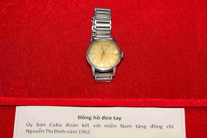 Đồng hồ do Ủy ban Cuba đoàn kết với miền Nam đồng chí Nguyễn Thị Định năm 1965 Đồng hồ do Ủy ban Cuba đoàn kết với miền Nam đồng chí Nguyễn Thị Định năm 1965