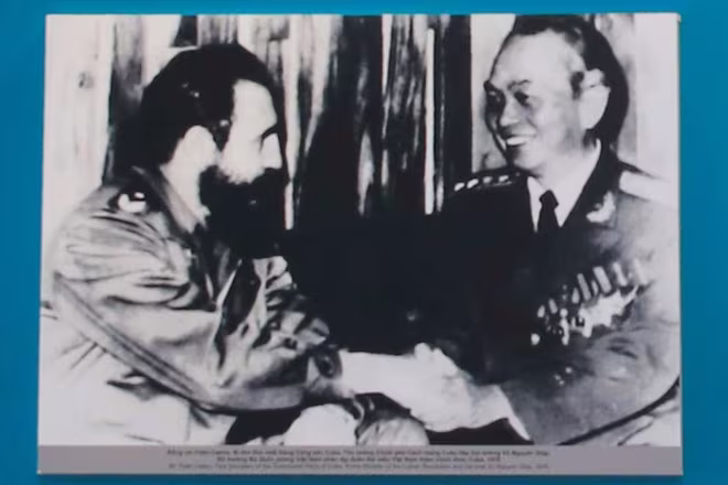 Hình ảnh Đại tướng Võ Nguyên Giáp và lãnh tụ Cuba Fidel Castro trưng bày tại triển lãm lần này Hình ảnh Đại tướng Võ Nguyên Giáp và lãnh tụ Cuba Fidel Castro trưng bày tại triển lãm lần này