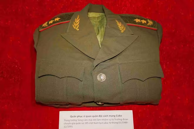 Bộ quân phục sĩ quan quân đội cách mạng Cuba do Trung tướng Sùng Lãm mặc khi làm Trưởng đoàn chuyên gia quân sự 385 Việt Nam tại Cuba Bộ quân phục sĩ quan quân đội cách mạng Cuba do Trung tướng Sùng Lãm mặc khi làm Trưởng đoàn chuyên gia quân sự 385 Việt Nam tại Cuba