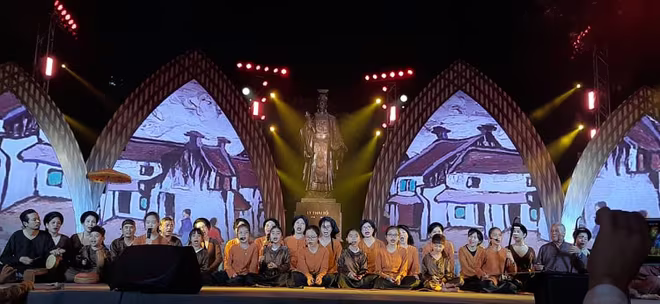 Tiết mục biểu diễn của các thành viên CLB truyền thống UNESCO Hà Nội Tiết mục biểu diễn của các thành viên CLB truyền thống UNESCO Hà Nội