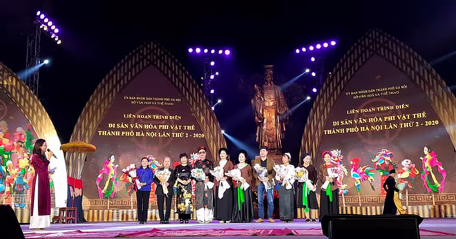 Ban tổ chức tặng hoa cho đại diện các câu lạc bộ tham gia liên hoan Ban tổ chức tặng hoa cho đại diện các câu lạc bộ tham gia liên hoan