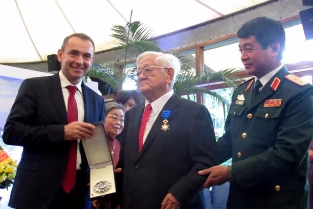 Nhà ngoại giao lão thành Võ Văn Sung (người ở giữa) Nhà ngoại giao lão thành Võ Văn Sung (người ở giữa)