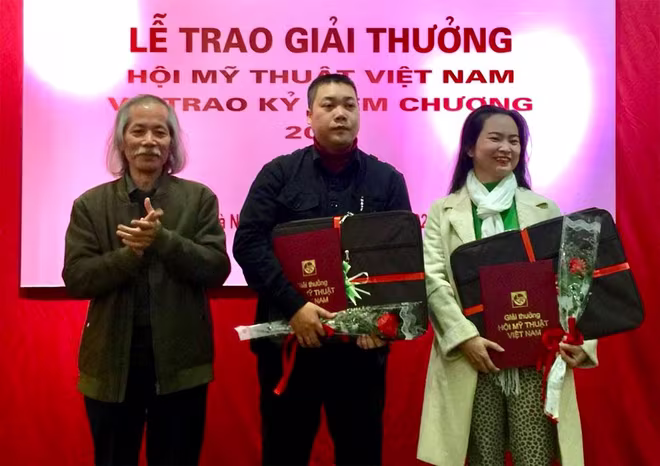 Trao giải thưởng Hội Mỹ thuật Việt Nam cho các tác giả. Trao giải thưởng Hội Mỹ thuật Việt Nam cho các tác giả.