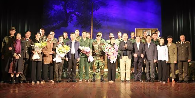 Đại tướng Tô Lâm, Ủy viên Bộ Chính trị, Bộ trưởng Bộ Công an chúc mừng các nghệ sĩ Nhà hát CAND