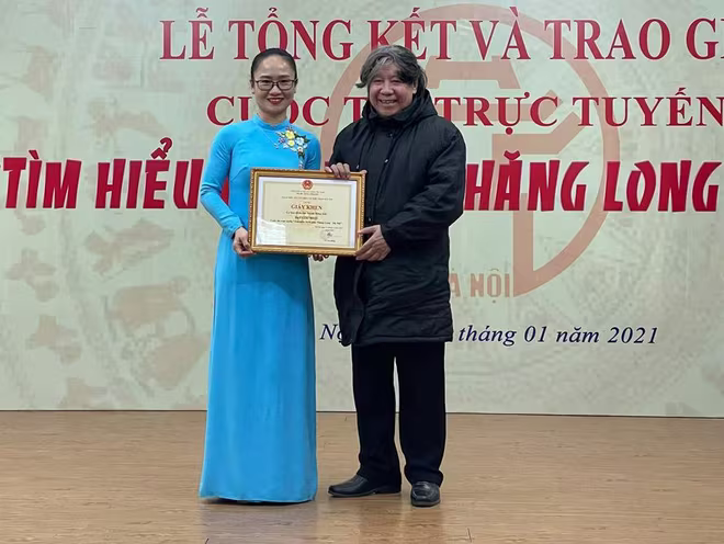 BTC trao giải Nhất tập thể cho UBND huyện Đông Anh BTC trao giải Nhất tập thể cho UBND huyện Đông Anh