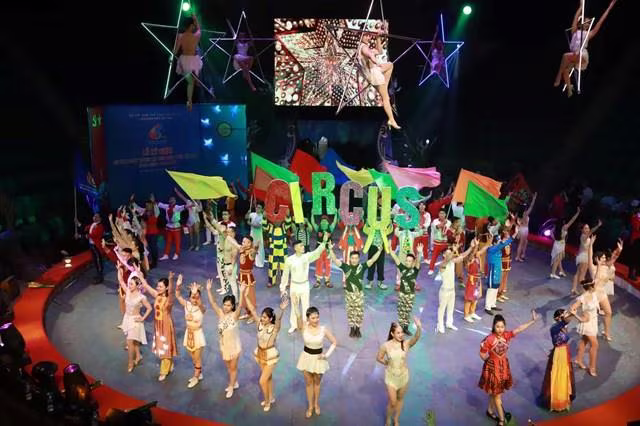 Các nghệ sĩ trình diễn tại Lễ kỷ niệm.