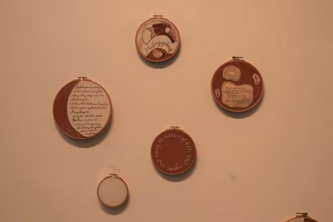 Các chữ viết được thể hiện trên khung thêu Các chữ viết được thể hiện trên khung thêu