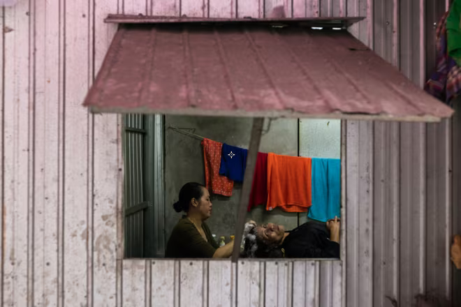 Tác phẩm “Phụ nữ ở xóm Bờ Hồ” của tác giả Nguyễn Anh Tuấn Tác phẩm “Phụ nữ ở xóm Bờ Hồ” của tác giả Nguyễn Anh Tuấn