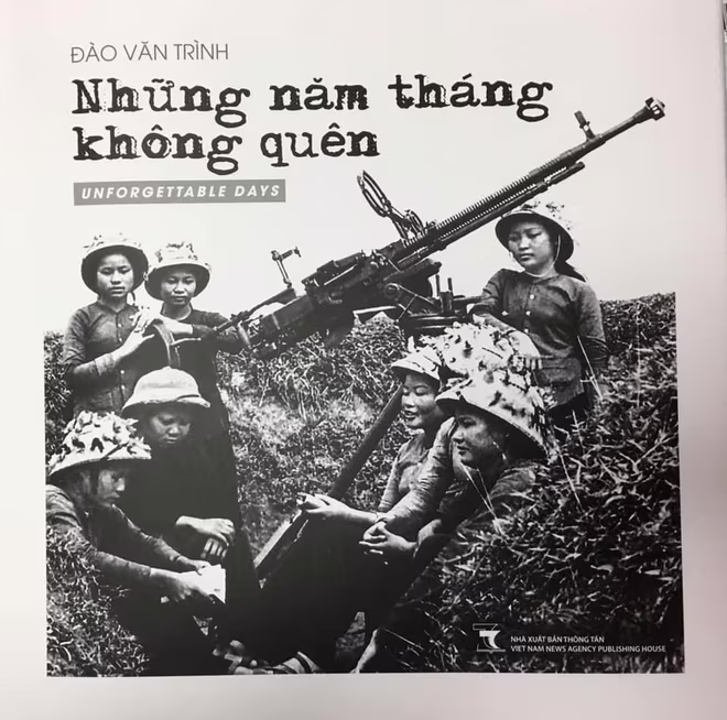 Cuốn sách ảnh "Những năm tháng không quên" của tác giả Đào Trình Cuốn sách ảnh "Những năm tháng không quên" của tác giả Đào Trình