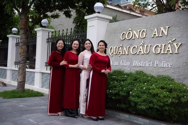 Các chiến sĩ Công an quận Cầu Giấy trong trang phục áo dài