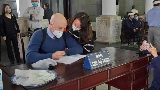 Nhà sử học người Mỹ Jason Picard viết lời cảm tưởng về nhà văn