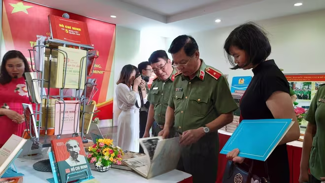 Các đại biểu tham quan triển lãm sách, ảnh