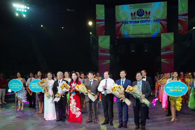 Ban Tổ chức tặng hoa cho các đơn vị tham gia cuộc thi Tài năng Xiếc toàn quốc 2021 Ban Tổ chức tặng hoa cho các đơn vị tham gia cuộc thi Tài năng Xiếc toàn quốc 2021