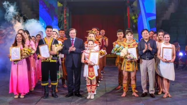 Ông Tạ Quang Đông, Thứ trưởng Bộ Văn hóa, Thể thao và Du lịch – Trưởng ban Chỉ đạo Cuộc thi và NSND Vương Duy Biên - Phó Chủ tịch chuyên trách Liên hiệp các Hội Văn học Nghệ thuật Việt Nam trao giải Nhất cho các tiết mục Ông Tạ Quang Đông, Thứ trưởng Bộ Văn hóa, Thể thao và Du lịch – Trưởng ban Chỉ đạo Cuộc thi và NSND Vương Duy Biên - Phó Chủ tịch chuyên trách Liên hiệp các Hội Văn học Nghệ thuật Việt Nam trao giải Nhất cho các tiết mục