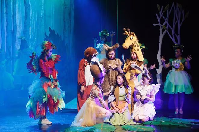 Vở "Bầy chim thiên nga" của Nhà hát Tuổi trẻ được dàn dựng rất công phu Vở "Bầy chim thiên nga" của Nhà hát Tuổi trẻ được dàn dựng rất công phu