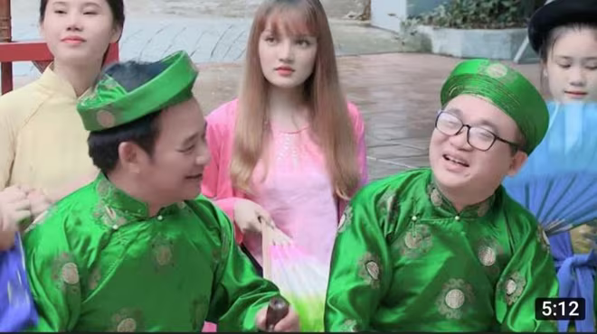 Hình ảnh từ video ca nhạc "Quả thơ" Hình ảnh từ video ca nhạc "Quả thơ"