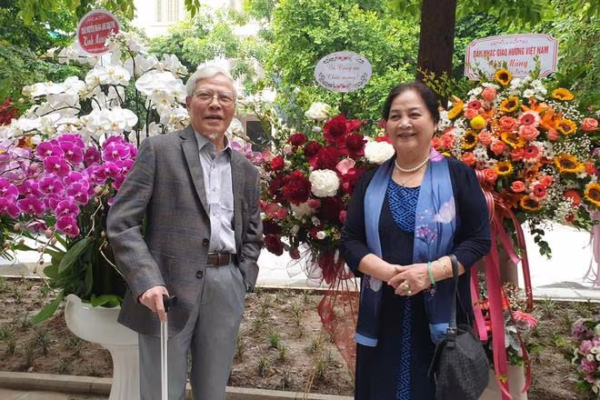 Ông là bạn đời của NSND Ngọc Lan Ông là bạn đời của NSND Ngọc Lan