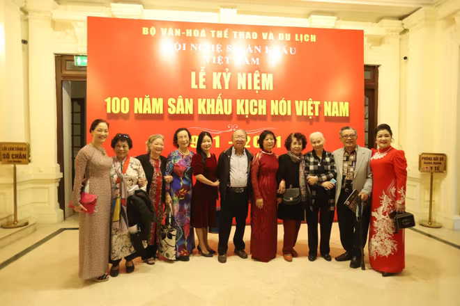 Đông đảo các nghệ sĩ đã có mặt tại lễ kỷ niệm niệm Đông đảo các nghệ sĩ đã có mặt tại lễ kỷ niệm niệm