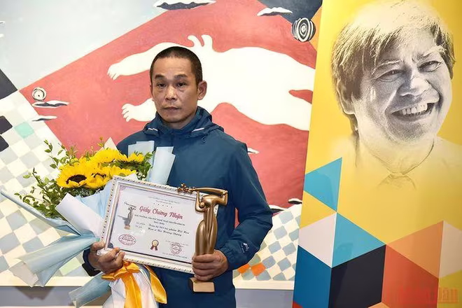 Họa sĩ Bùi Hoàng Dương tại lễ trao giải