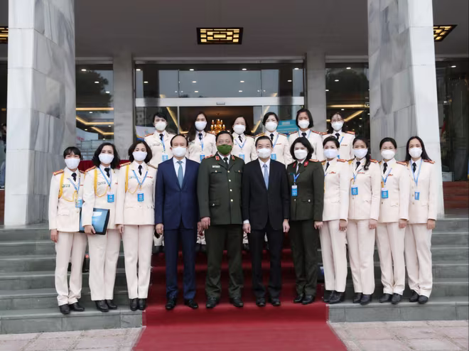 Đoàn đại biểu Phụ nữ CATP Hà Nội chụp ảnh lưu niệm với Chủ tịch UBND thành phố Hà Nội Chu Ngọc Anh, Chủ tịch HĐND Nguyễn Ngọc Tuấn, Giám đốc Công an Hà Nội Nguyễn Hải Trung